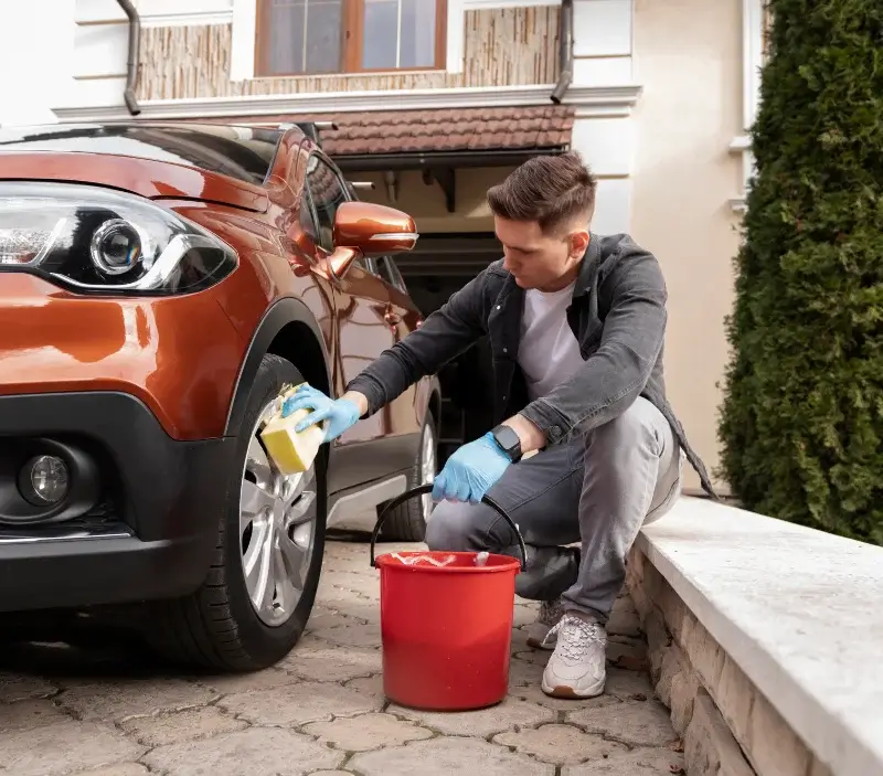 Lavage auto à domicile Mont-sous-Vaudrey : professionnel intervenant sur un véhicule